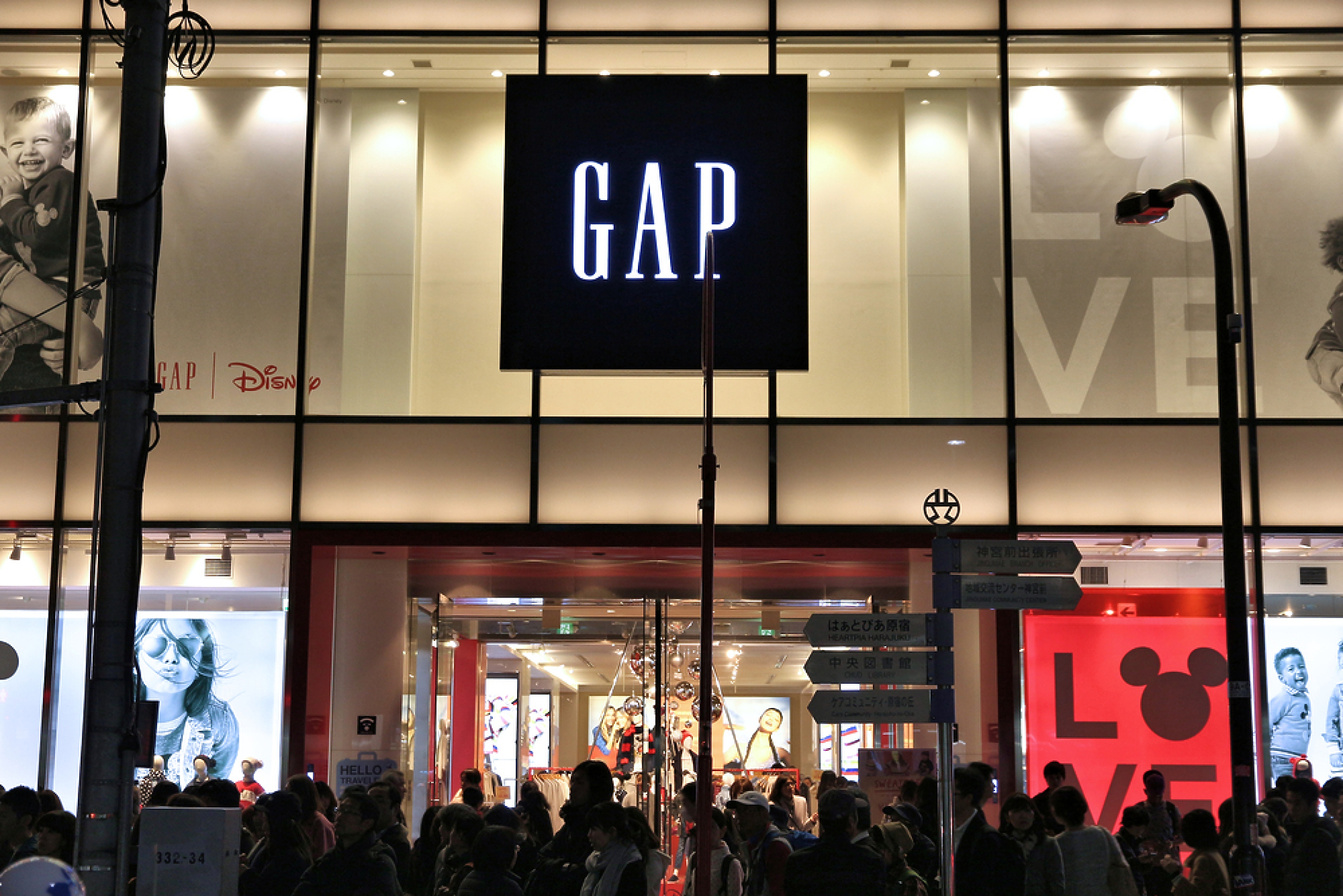 Модният ритейлър Gap очаква да спести $300 млн. от съкращения на служители 