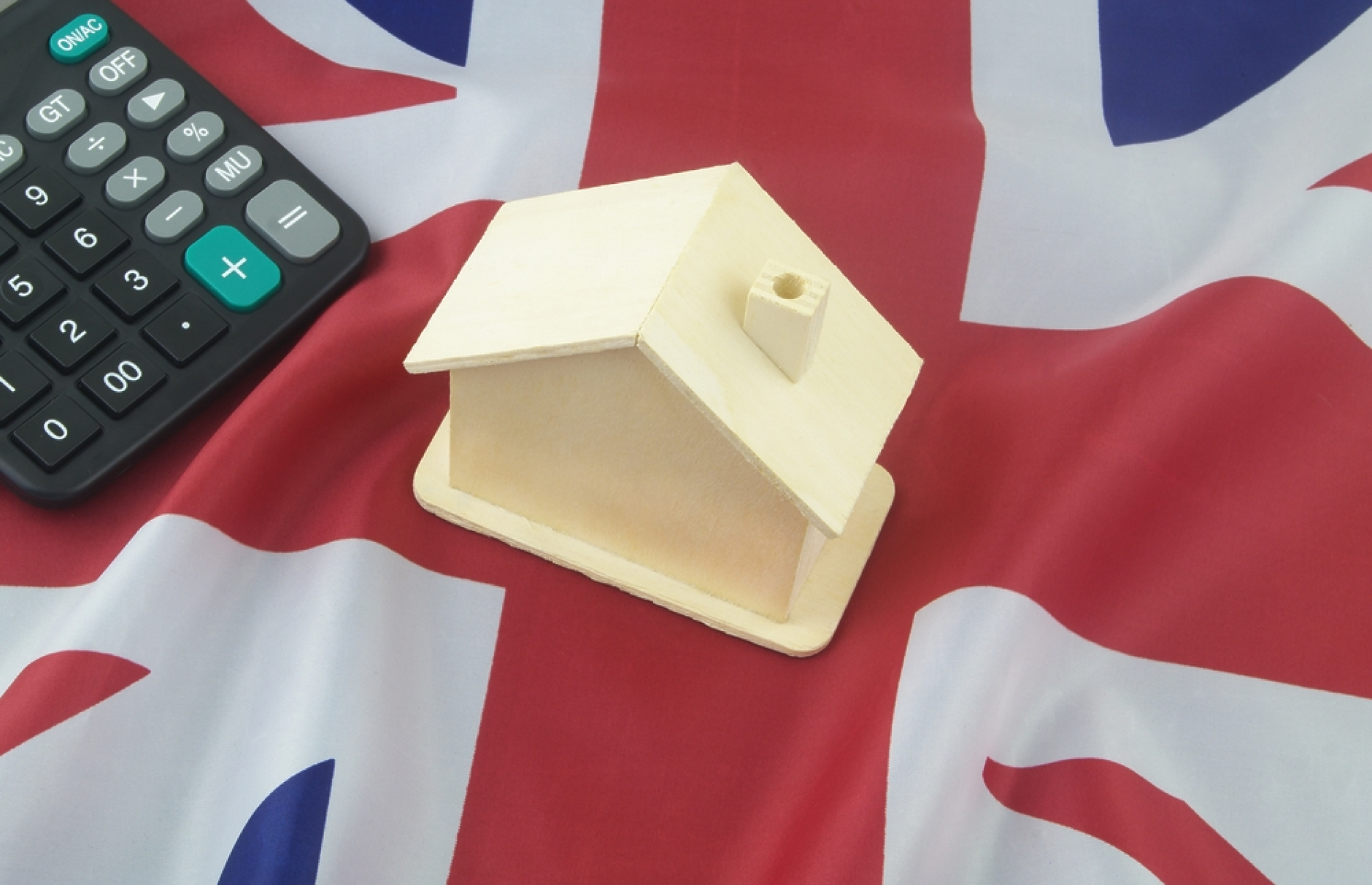 Цените на жилищата във Великобритания с най-голям спад от 11 г.
