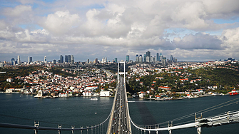 Турция затвори Истанбулския пролив Босфора за кораби днес заради гъста
