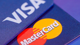 Американските платежни гиганти Visa и Mastercard натискат спирачките на плановете