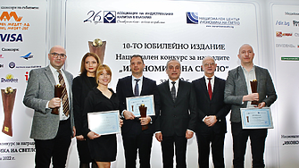 Делян Добрев и група депутати с приз от наградите на АИКБ Икономика на светло