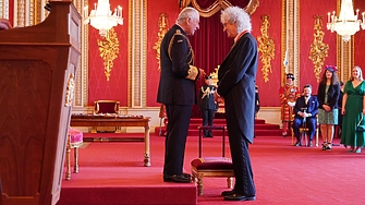 Чарлз III даде рицарска титла на Брайън Мей от Queen (снимки и видео)
