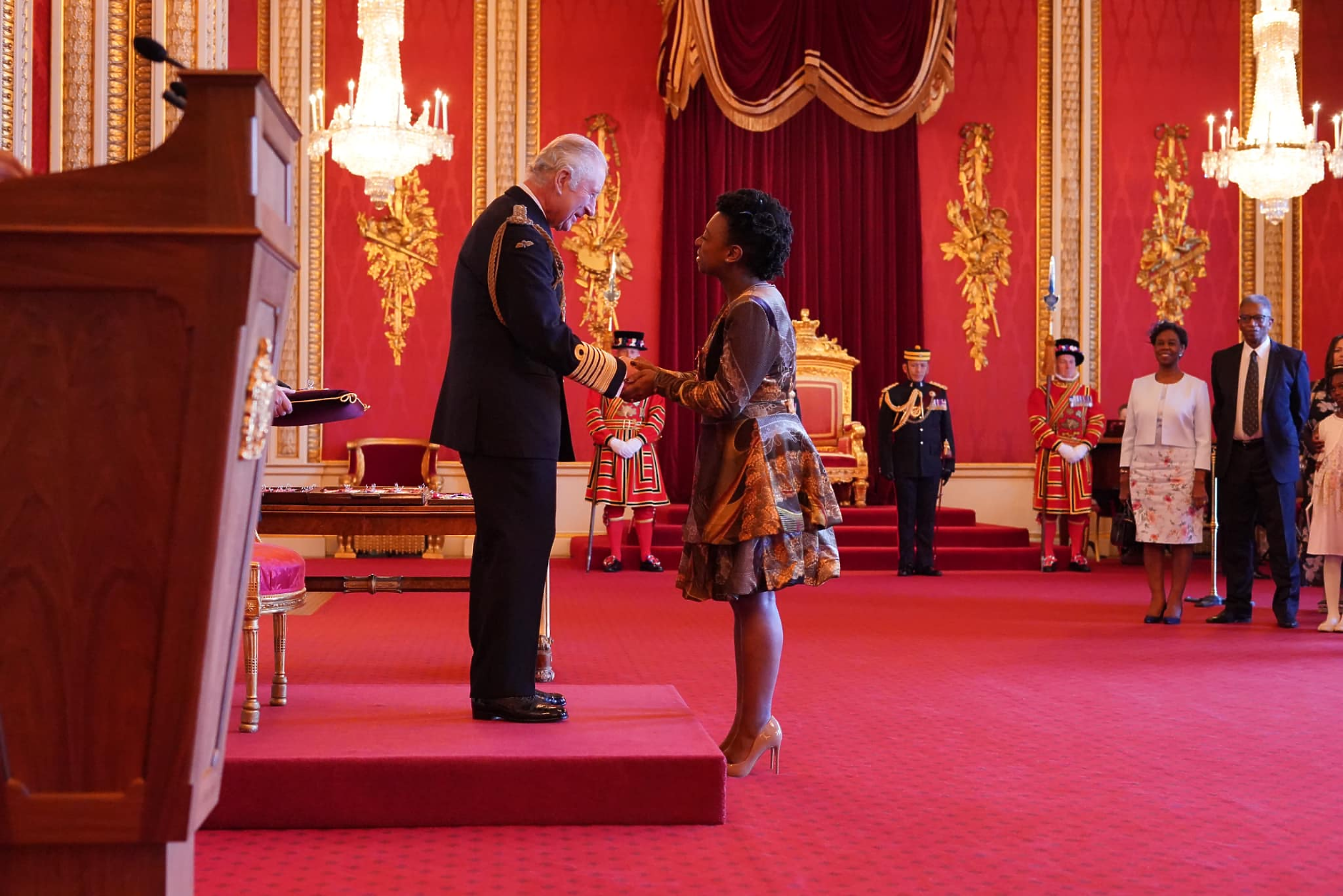ЙоланДа Браун получава Ордена на британската империя. Снимка: Официална страница на Британското кралско семейство.