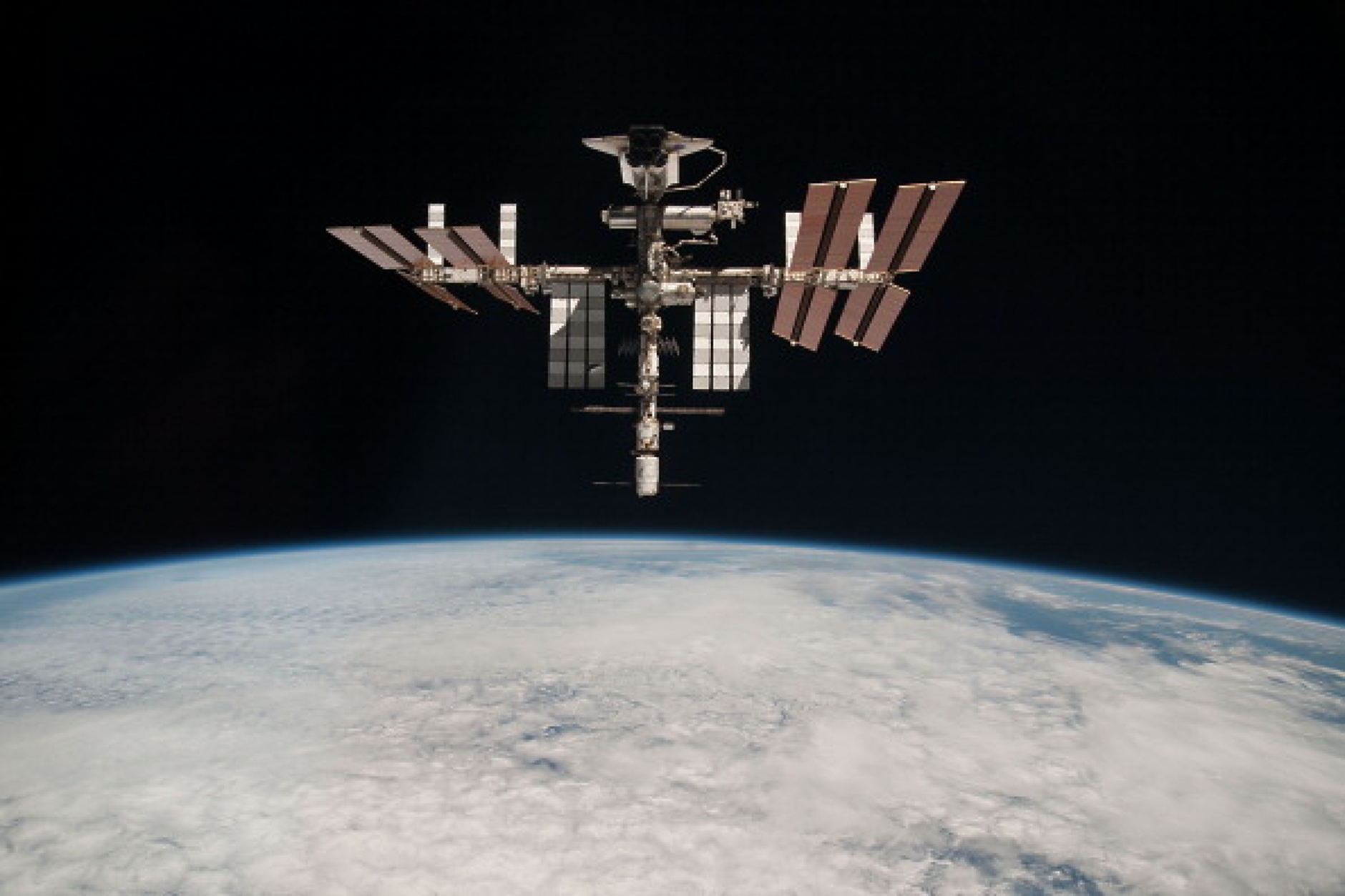 Товарният космически кораб Cargo Dragon достави 2,8 т храна на МКС
