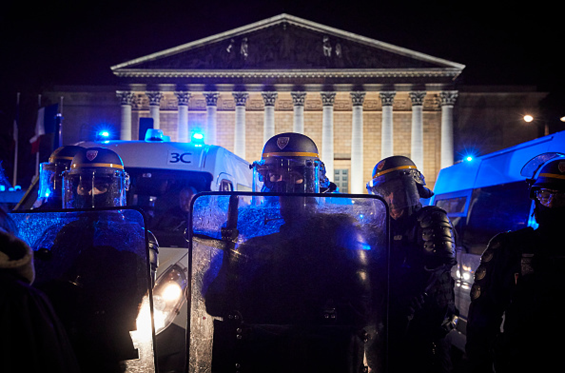 Макрон не възнамерява да прави промени в кабинета на фона на протестите във Франция