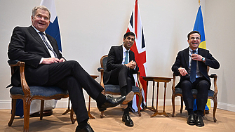 Шведският премиер Улф Кристерсон крайният вдясно на снимката заяви че