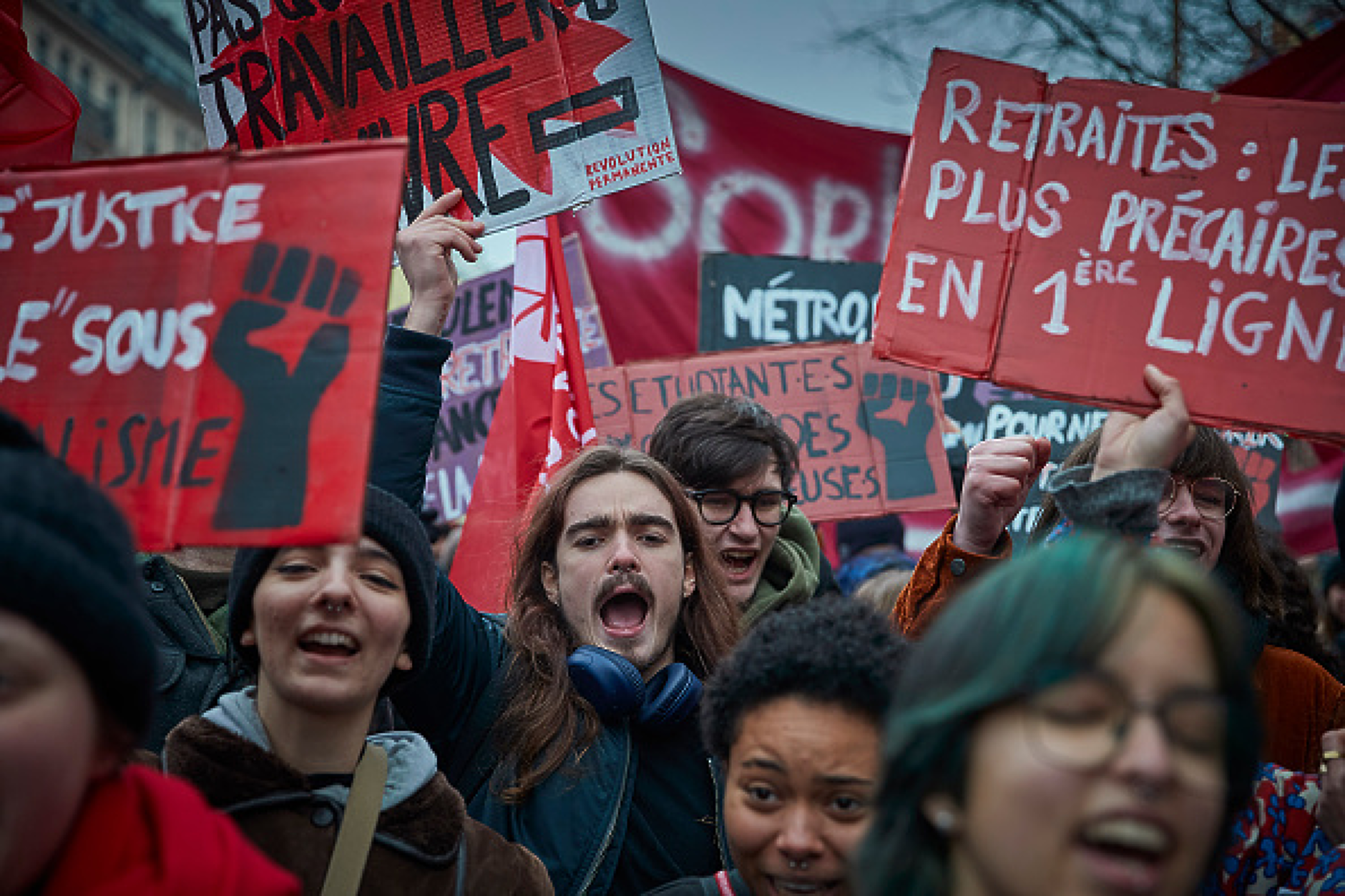 Френските власти ще вдигнат възрастта за пенсиониране без гласуване в парламента