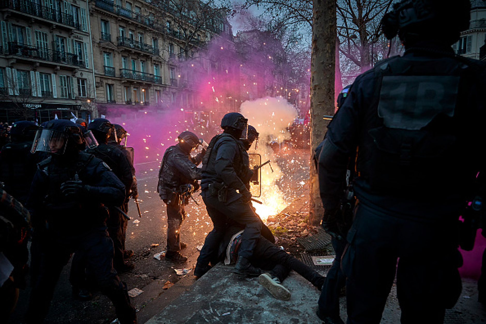 Франция с блокирани летища, гари и училища от мощна протестна вълна  