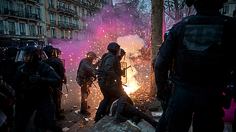 Масови стачки и улични протести заляха Франция в четвъртък основно
