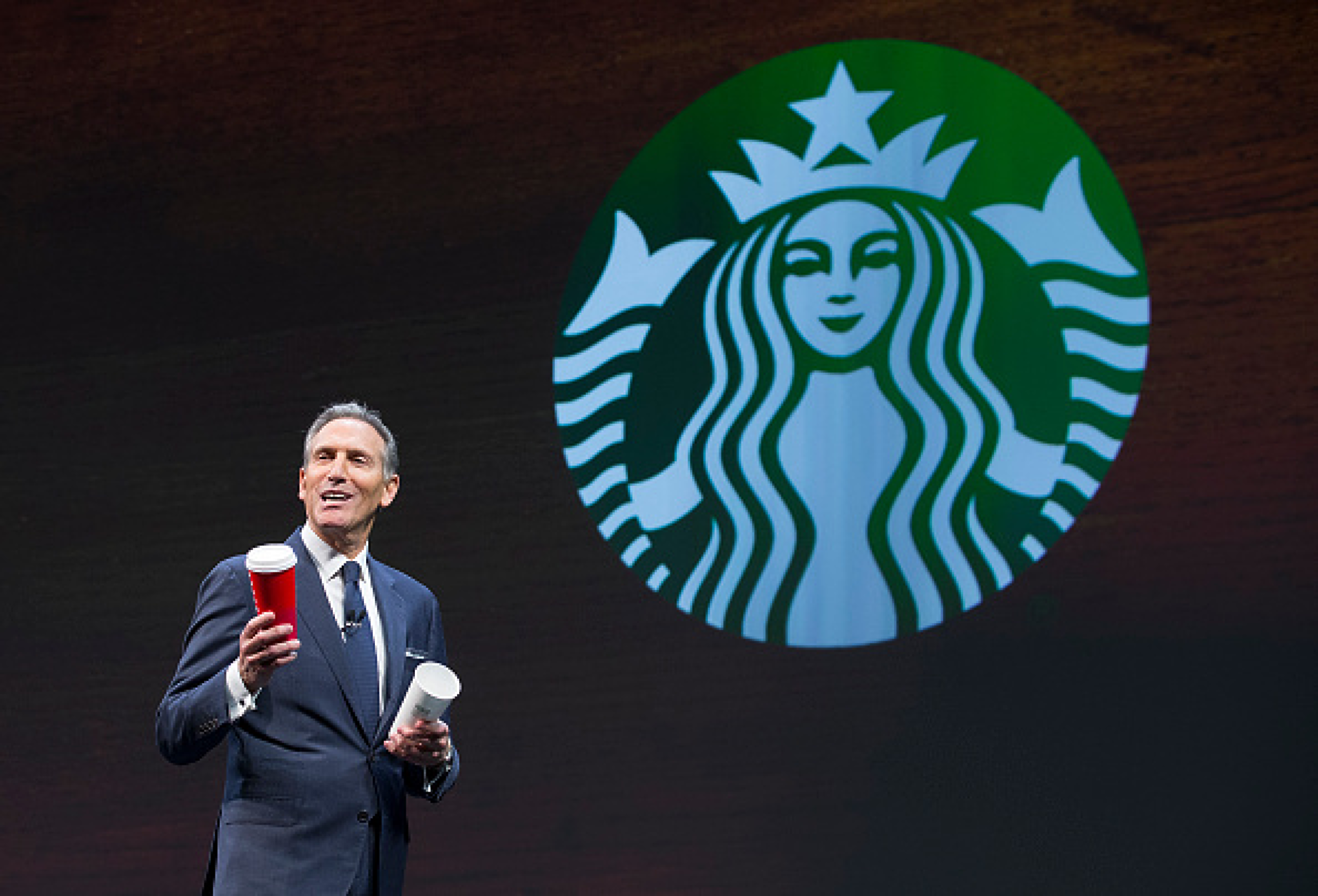 Starbucks ускори предаването на властта на новия си главен изпълнителен директор