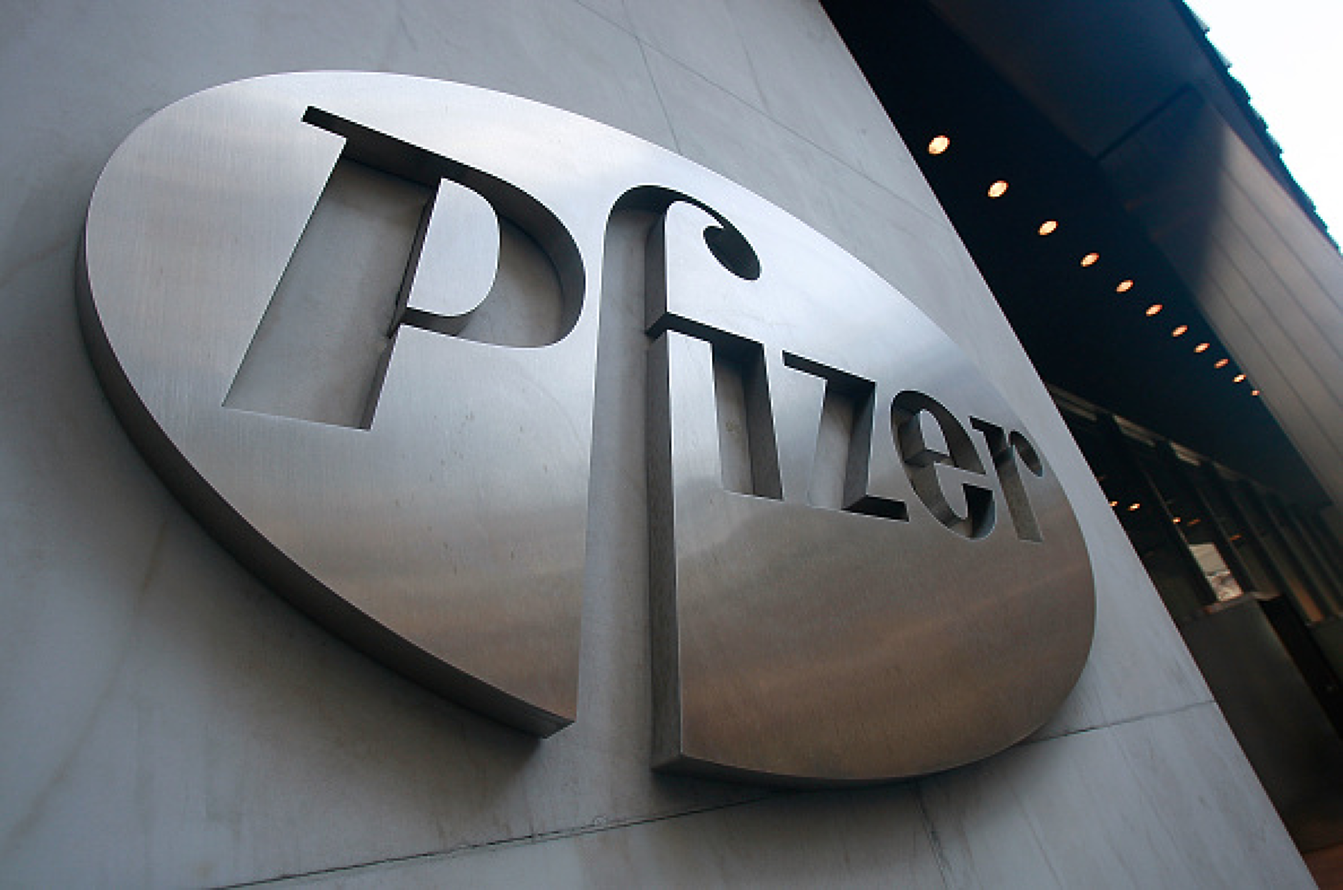  Pfizer склони да намали доставките на ваксини за ЕС. Четири държави обаче възразяват срещу сделката 