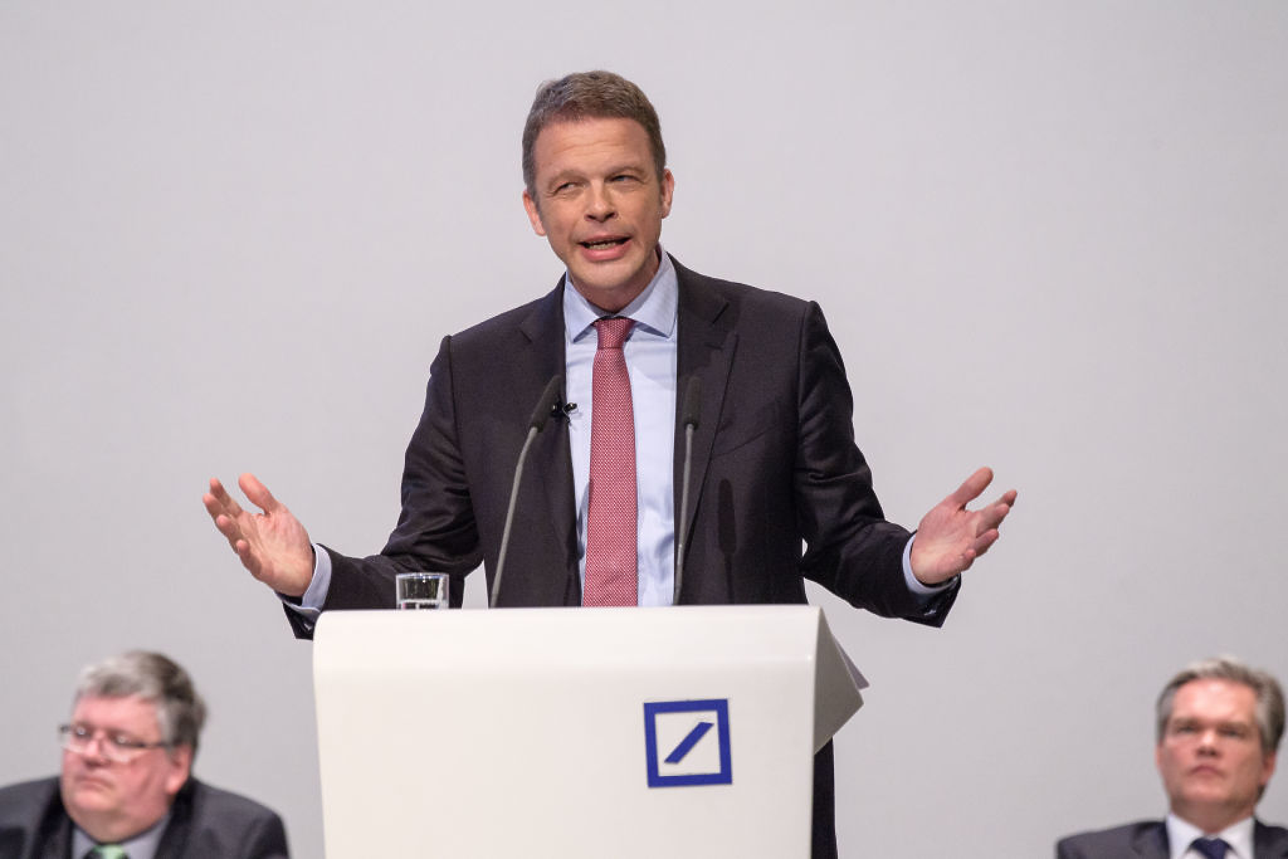 Шефът на Deutsche Bank взел 8,9 млн. евро бонус за 2022 г.