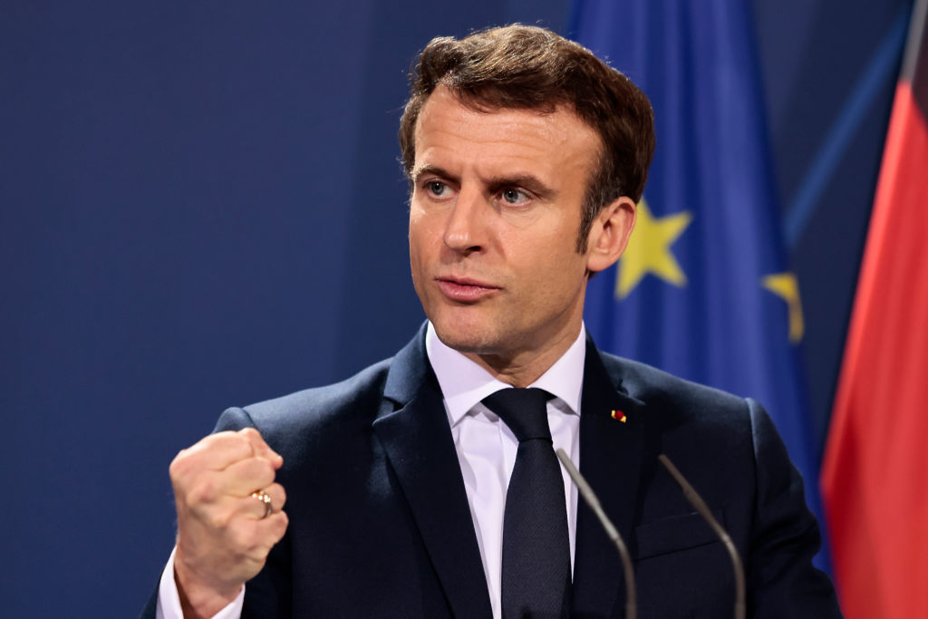 Френското правителство оцеля и при двата вота на недоверие