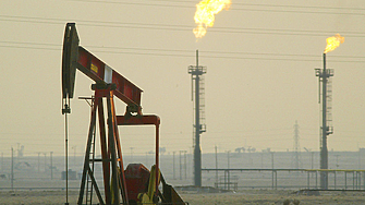 Петролът се е насочил към най-големия си седмичен спад от декември насам