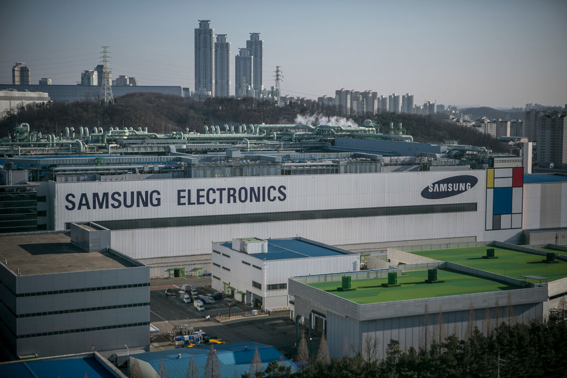 Samsung ще инвестира стотици милиарди в мегацентър за полупроводници в Южна Корея