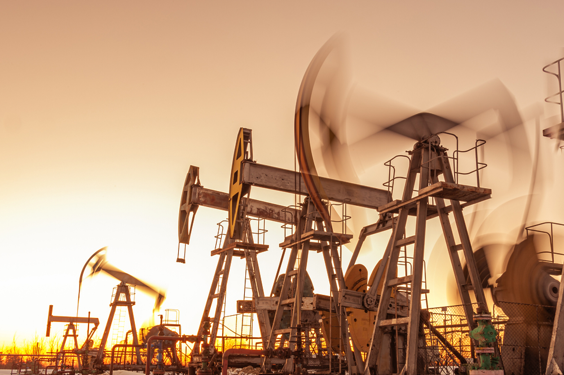 МАЕ: Световното търсене на петрол ще стигне до рекордните 102 млн. барела на ден