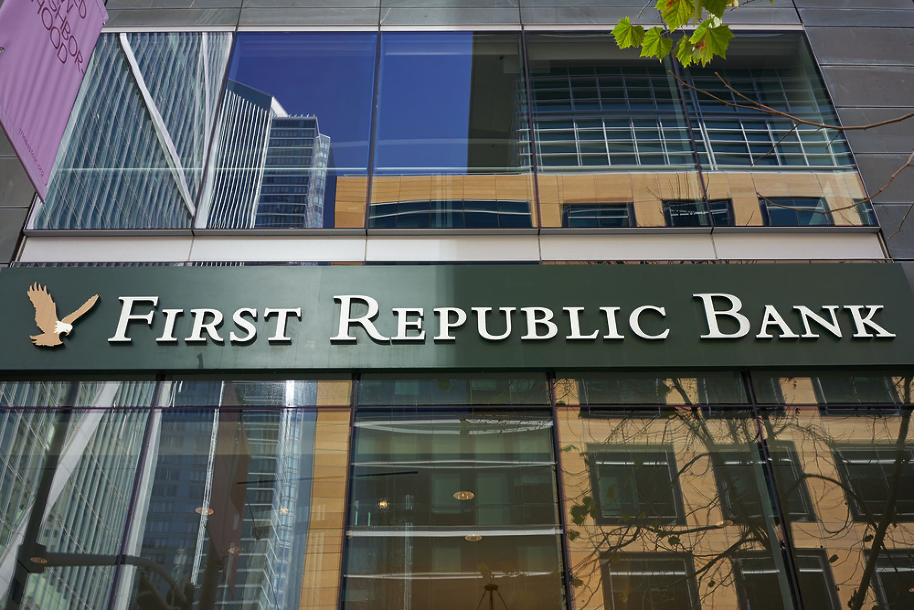 First Republic Bank обмисля продажба на бизнеса си