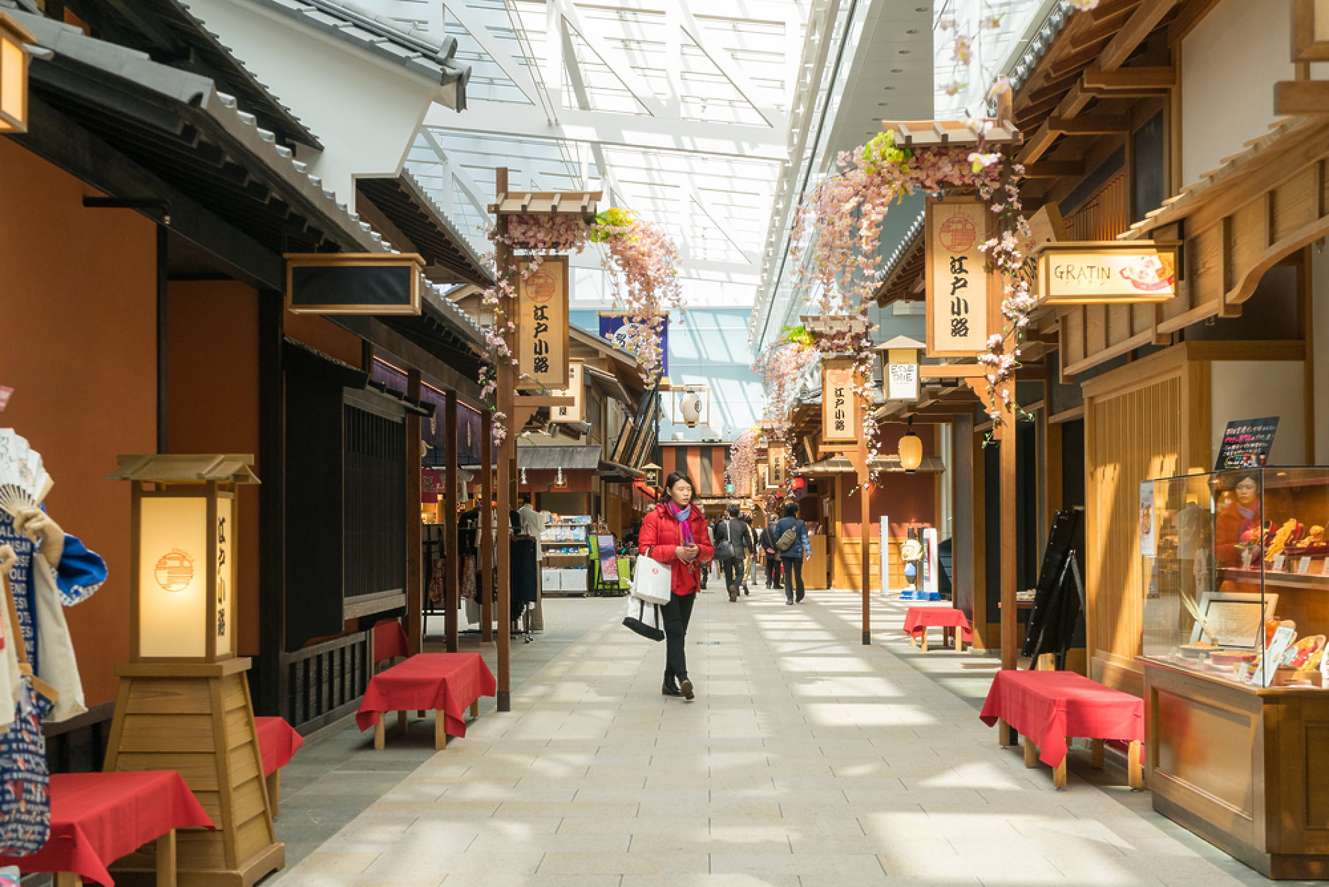 Шопинг улица в традиционен японски стил в терминал за заминаващи на летище "Ханеда". Снимка: Shutterstock