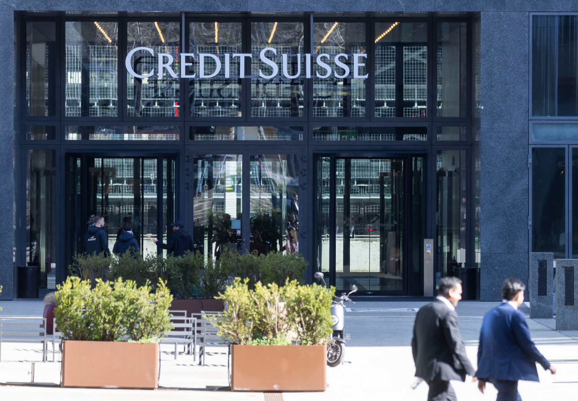 Акционерите на Credit Suisse се събират, за да търсят отговори от банката