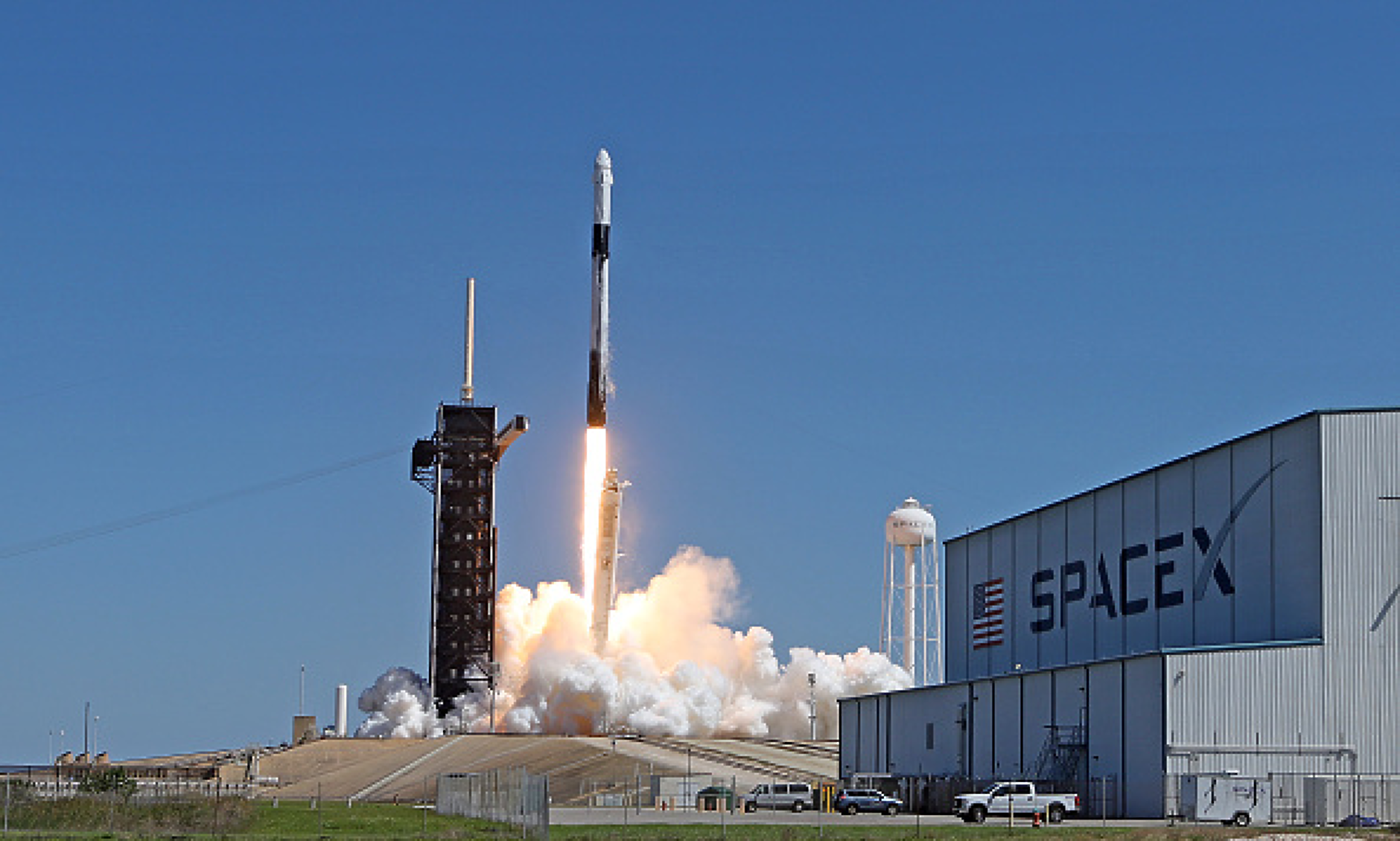 SpaceX извежда в космоса тежък телекомуникационен спътник за Северна и Централна Африка
