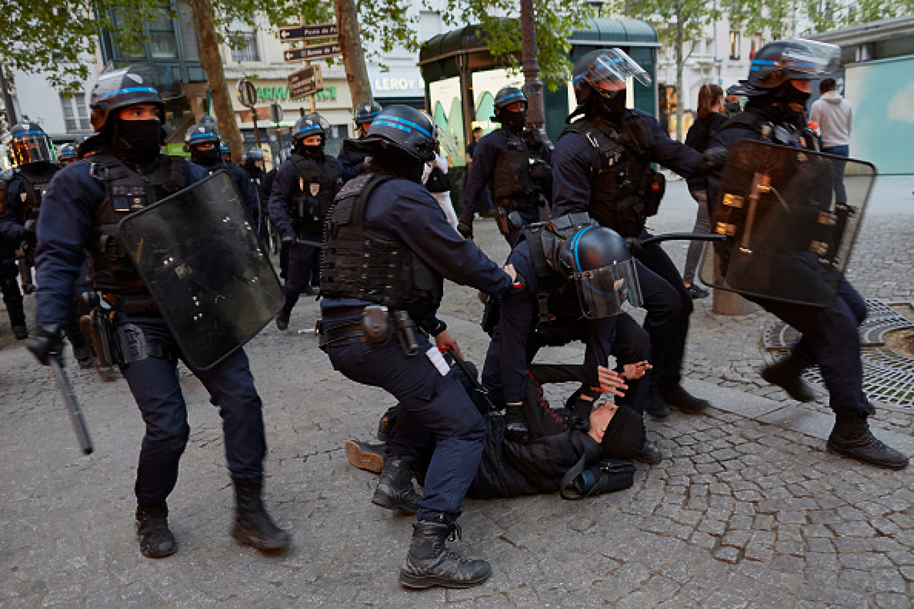 Среднощни палежи и бой между полиция и демонстранти на 10-ия ден от протестите във Франция