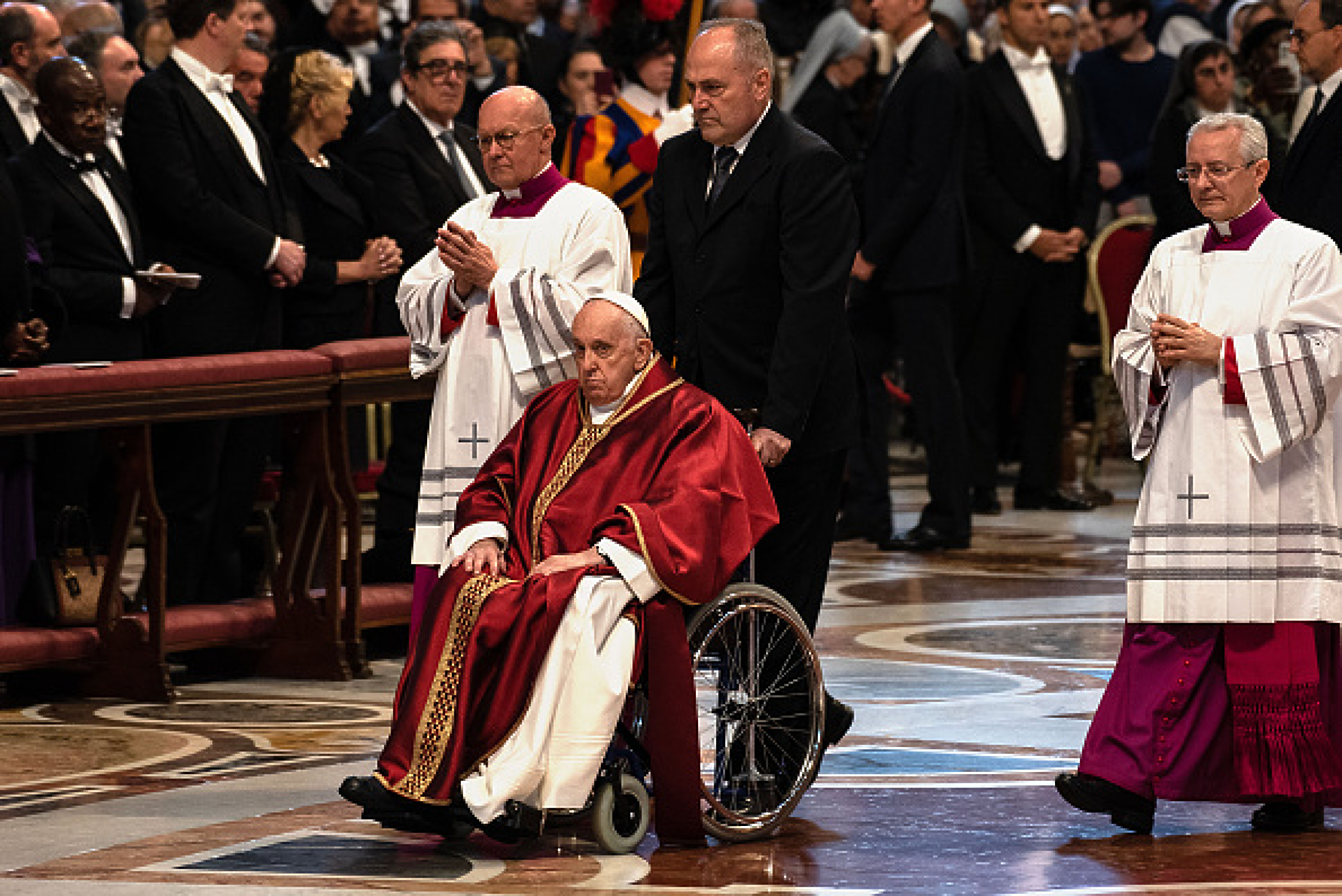 Католическият свят посреща Великден, папа Франциск ще води вечерната служба и неделната Света литургия 