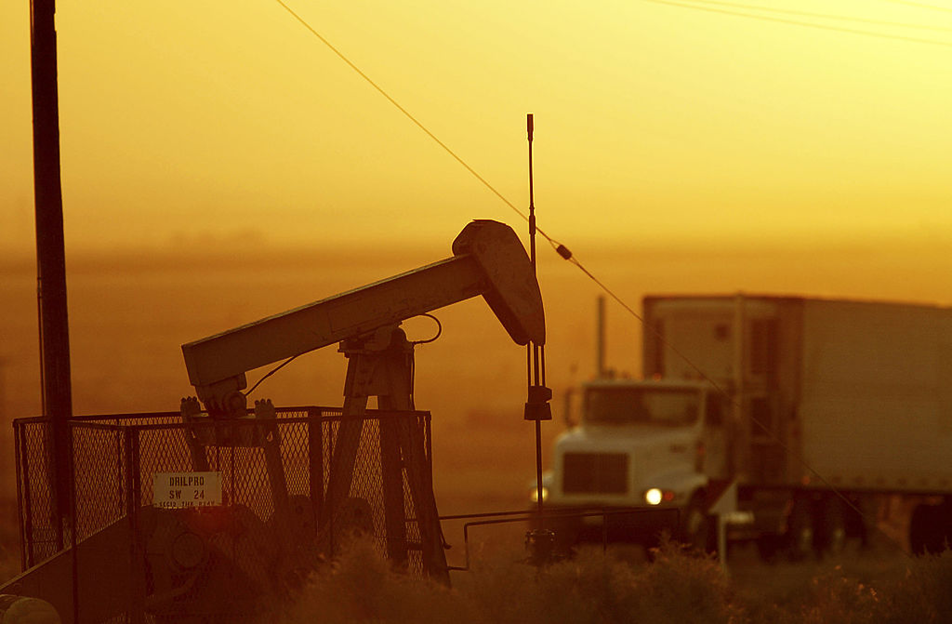 Силният долар натежа върху цените на петрола
