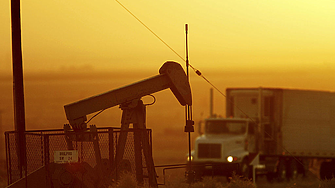 Силният долар натежа върху цените на петрола