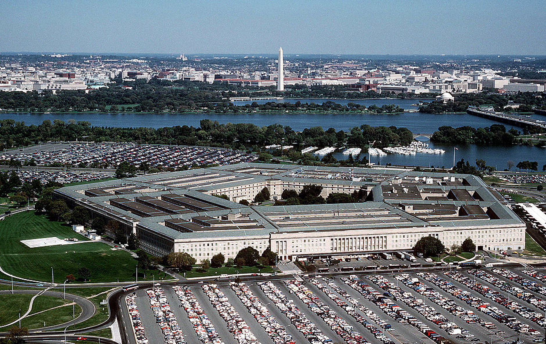 Службите в САЩ: Зад изтичането на поверителни военни документи вероятно стои американец