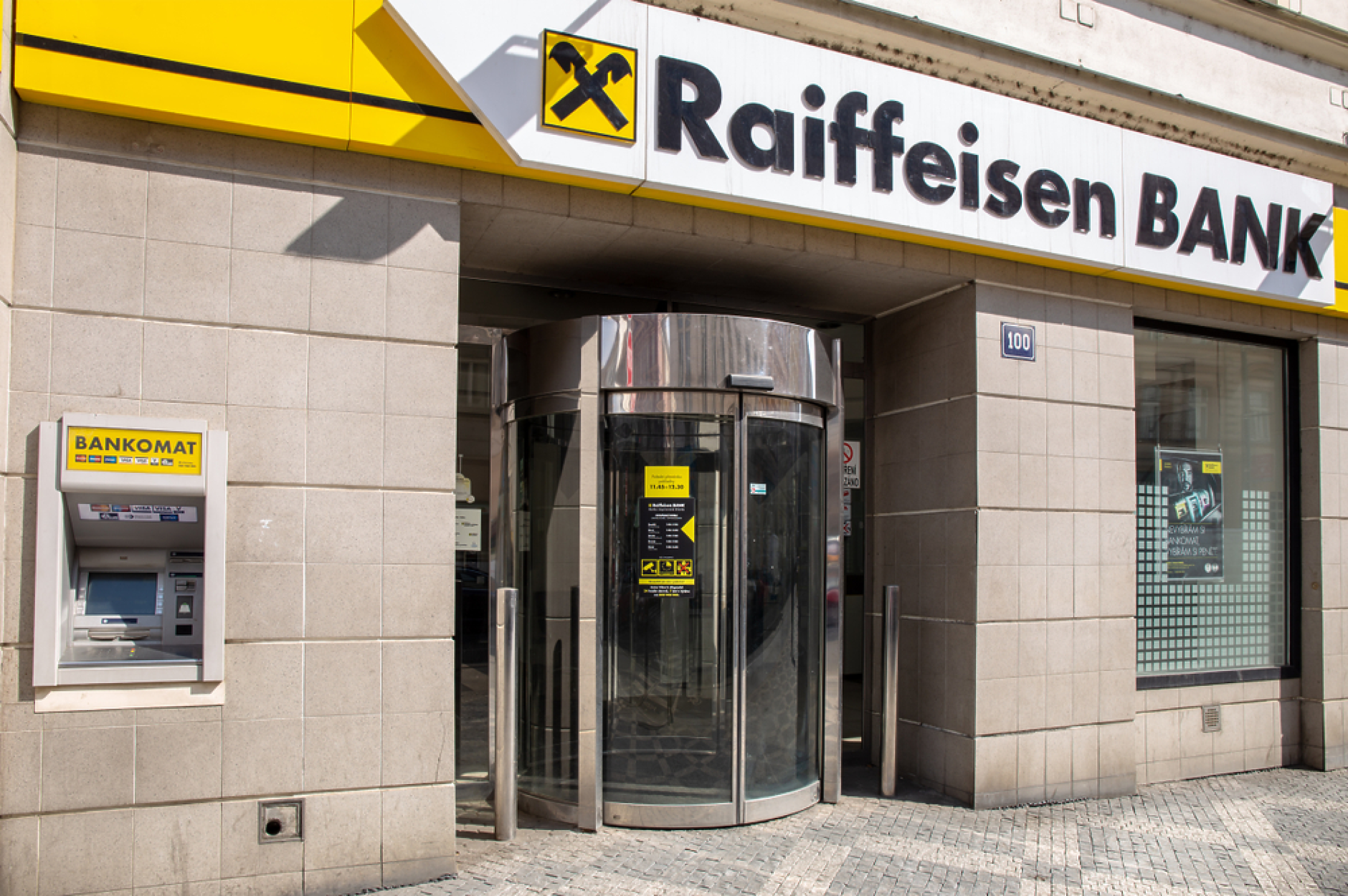 Raiffeisen Bank обмисля да продаде руското подразделение или да го изтегли от структурата на групата