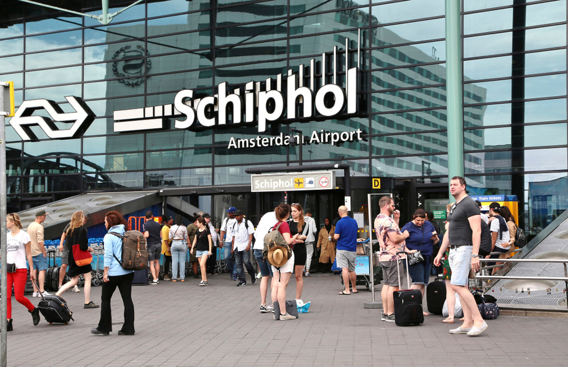 Летище „Схипхол“ в Амстердам забранява нощните полети и частните самолети 