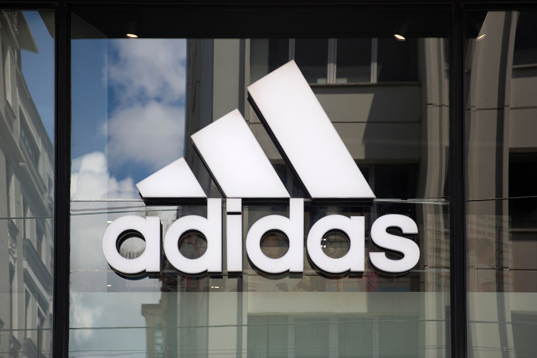 Adidas възропта срещу дизайна на Black Lives Matter, нарушавал търговската марка с три ивици