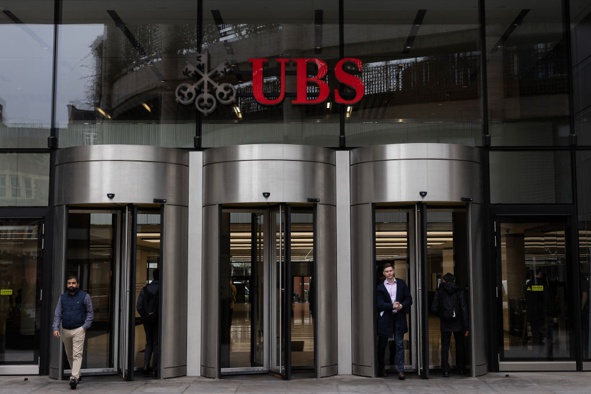 UBS може да съкрати една трета от работните места след придобиването на Credit Suisse