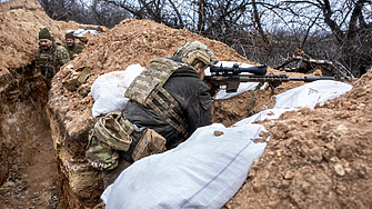 Украинските войници водещи боеве край източния град Бахмут в Донецка