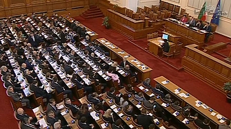 Със 181 гласа за и 40 против парламентът прие оставката