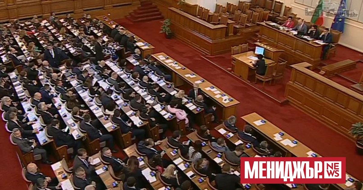 Със 181 гласа за и 40 против парламентът прие оставката