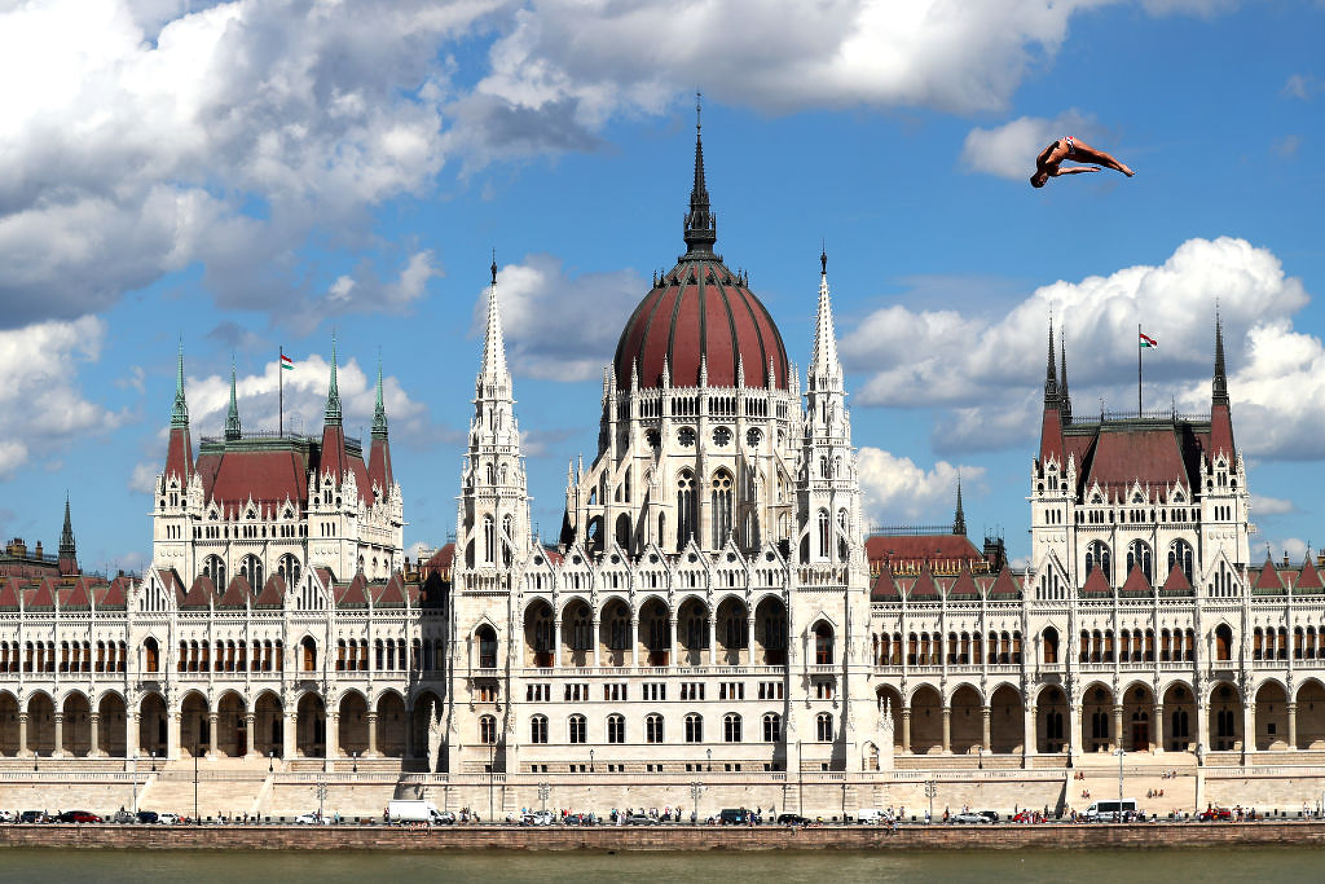 САЩ санкционираха служители на базирана в Будапеща банка. Предупредиха Унгария да ограничи връзките си с Москва