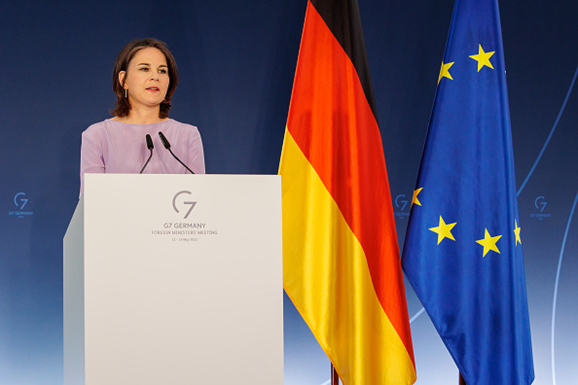 Германската външна министърка критикувана за похарчени милиони за гримьор