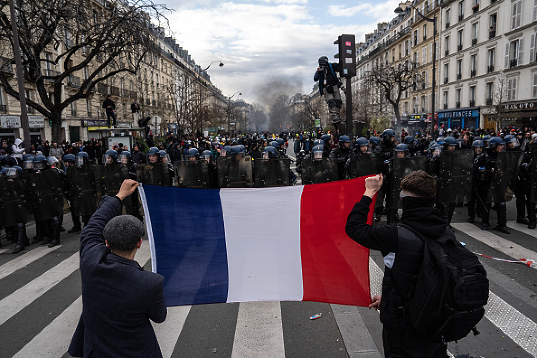 Френският протест срещу пенсионната реформа щурмува централата на LVMH в Париж