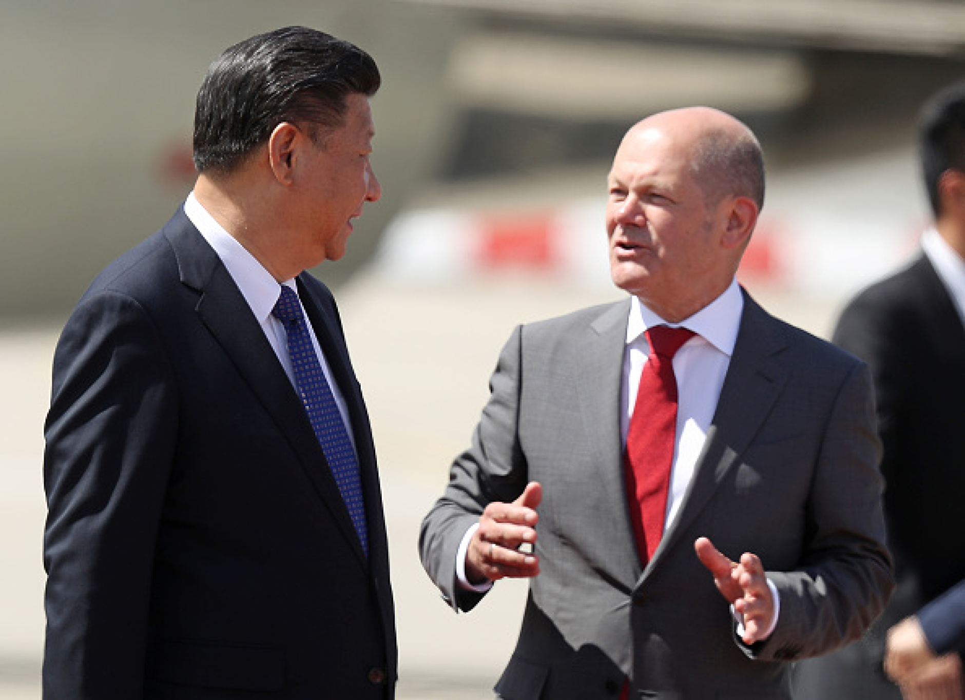 Bloomberg: Шолц кани китайския премиер за разговори в Берлин през лятото