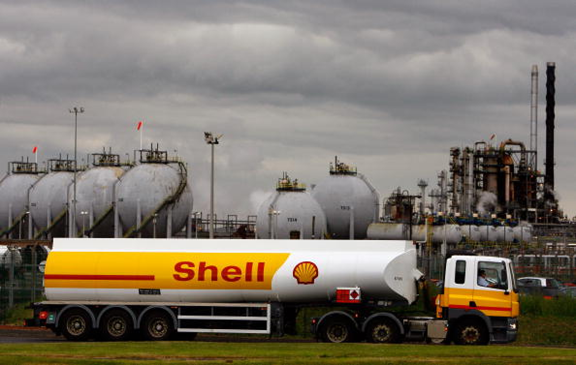 Украйна с призив към Shell за подялба на кървави пари