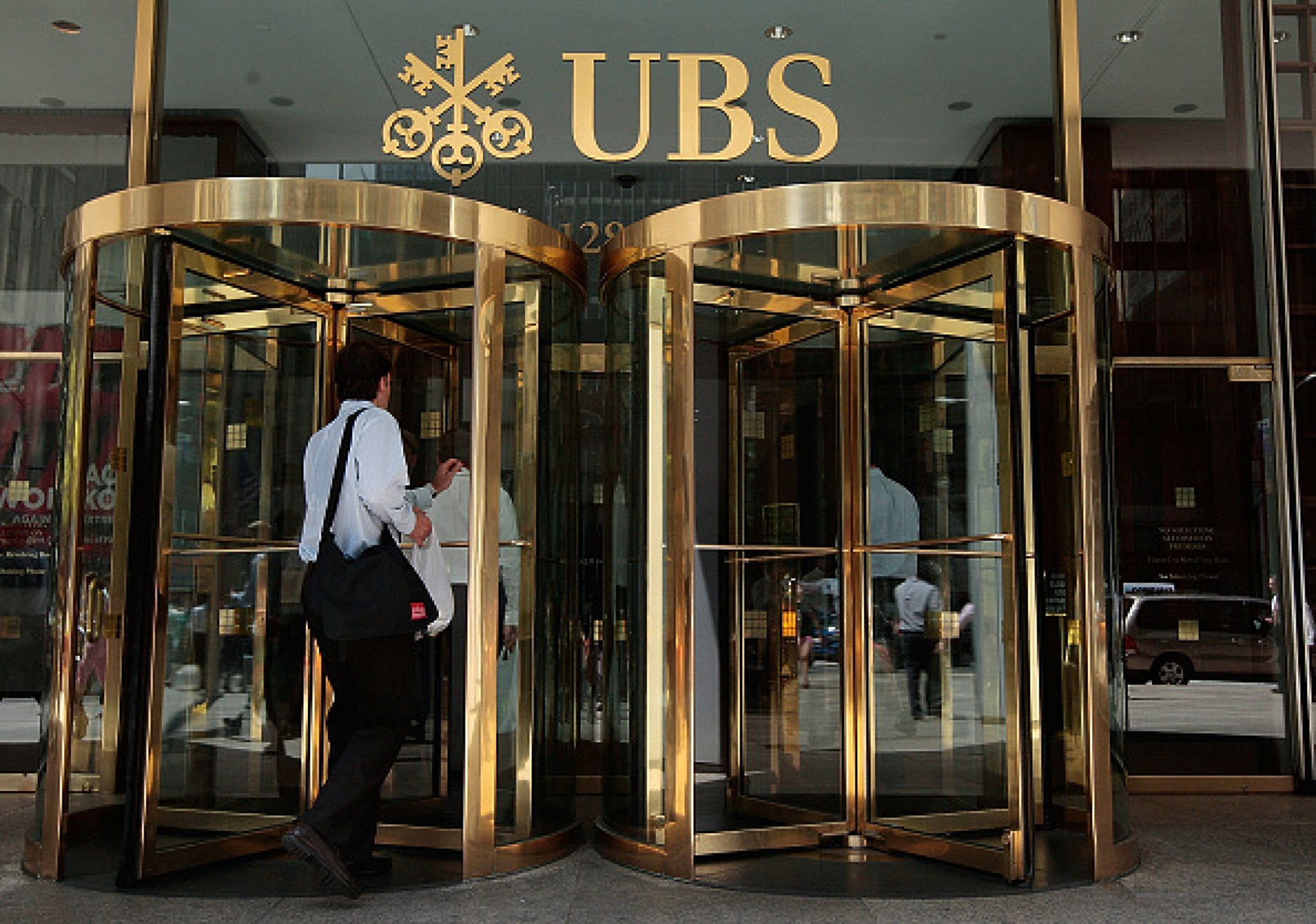 Стари дългови разходи удрят по UBS преди тежката ѝ задача около Credit Suisse