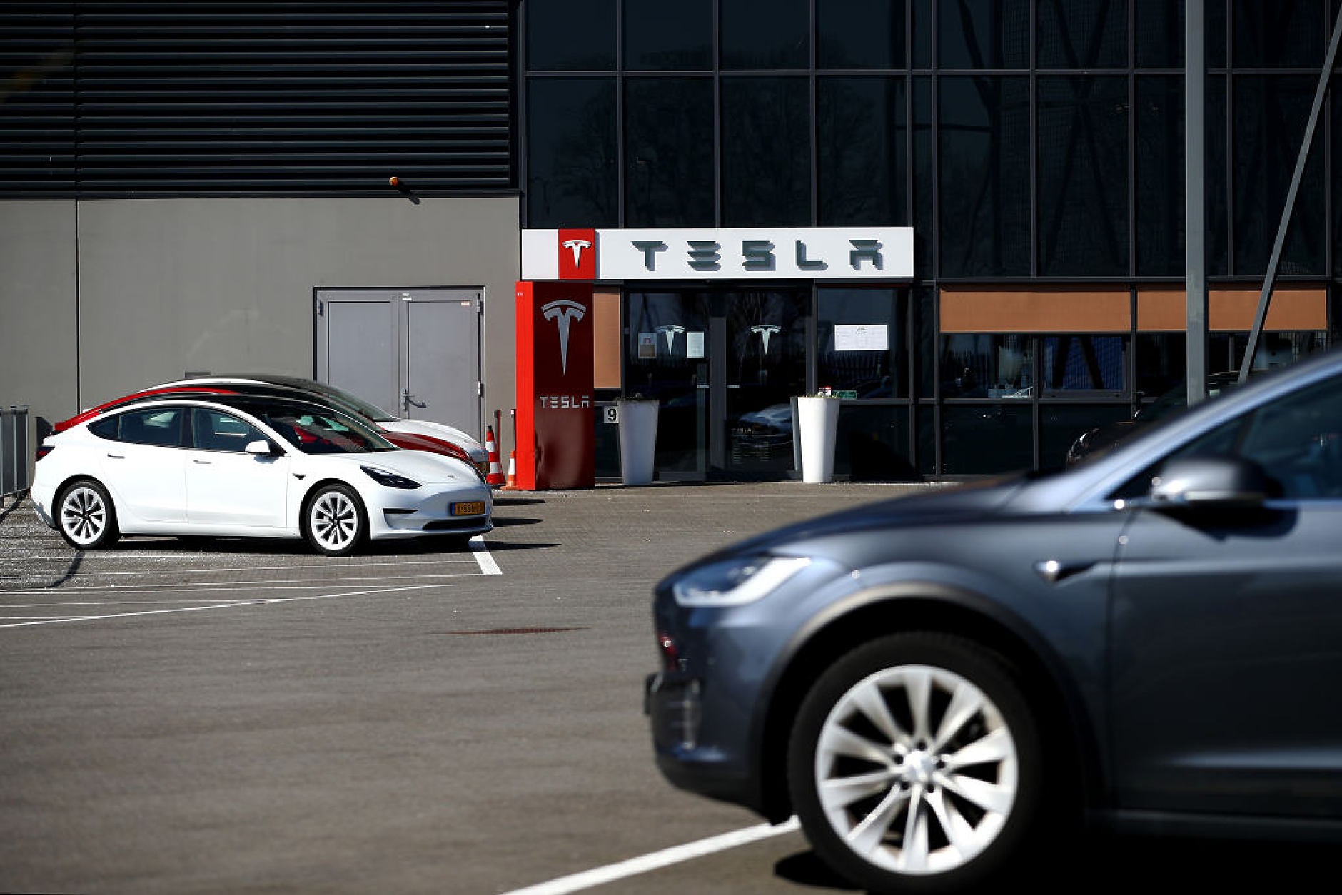 Tesla отчете 24% спад на печалбата през първото тримесечие