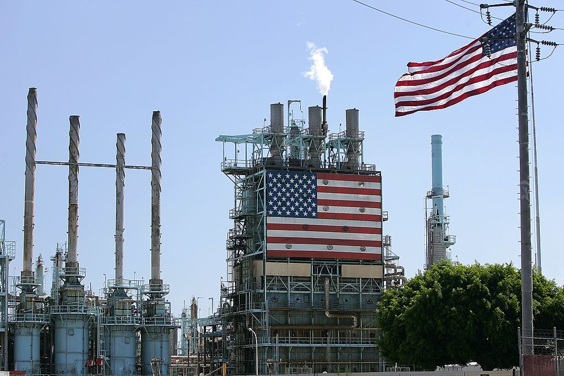 Петролът поскъпна на фона на данните за запасите в САЩ
