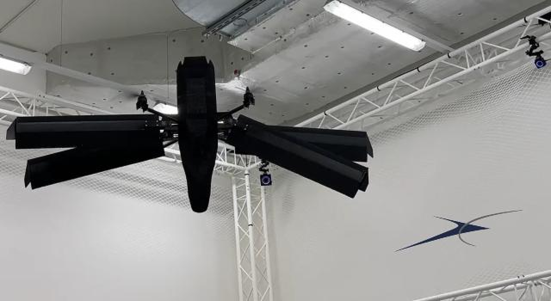 Уникалният дрон Morpho пести енергия чрез вятъра и се подпира на крилата си