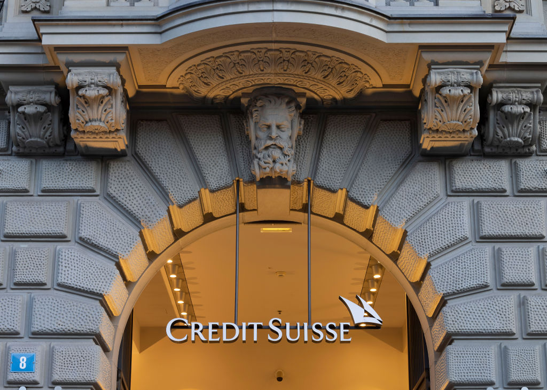 Притежатели на облигации съдят швейцарски регулатор заради загуби по сделката за Credit Suisse