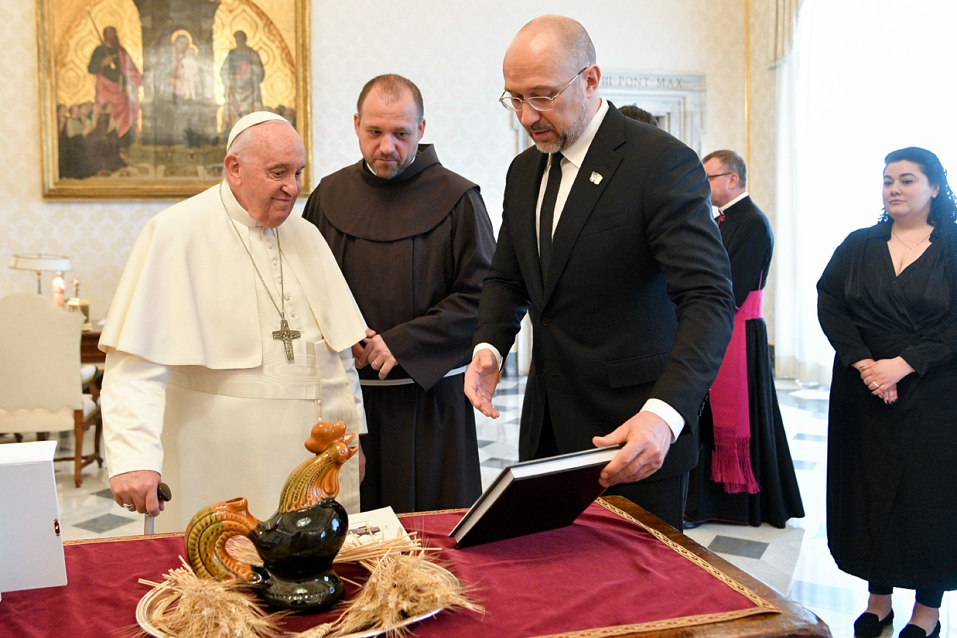 Премиерът на Украйна покани папата да посети страната