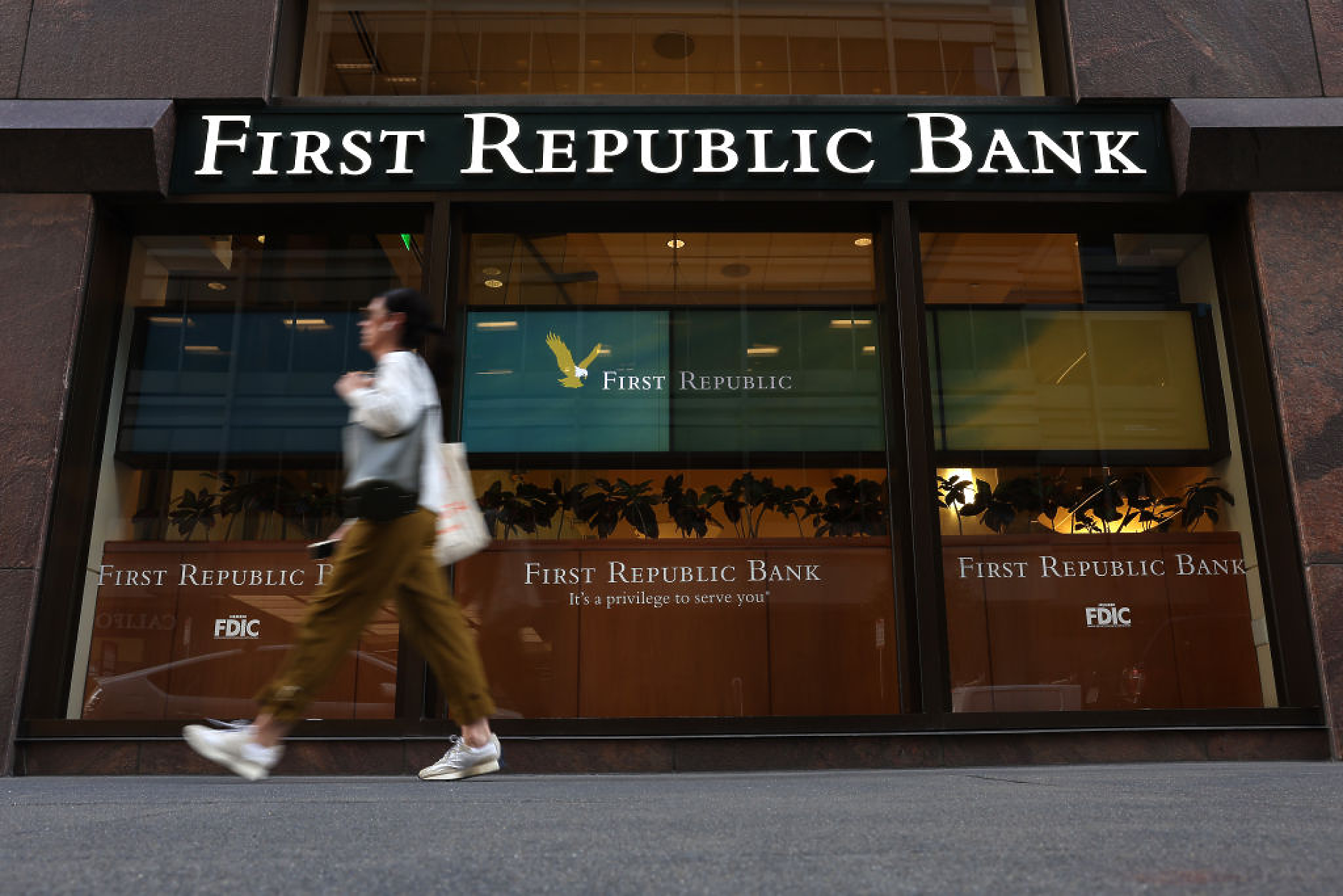 First Republic фалира, JP Morgan поема депозитите на банката