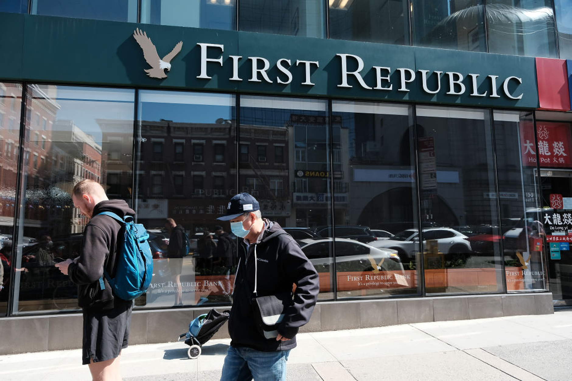 30 млрд. причини Уолстрийт да иска да спаси First Republic Bank