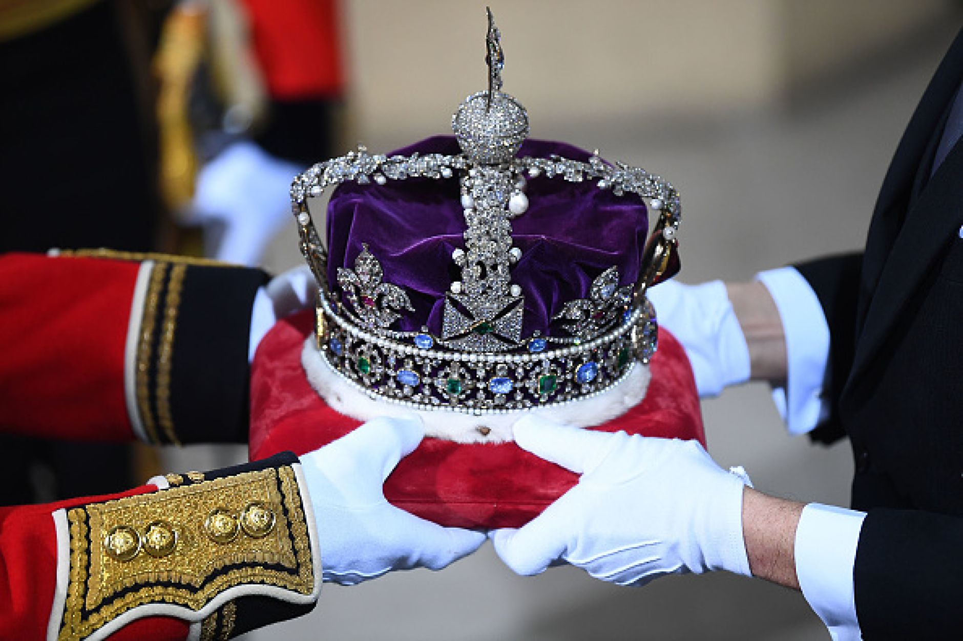 Монархията на Острова се срина в очите на обществото до рекордно дъно